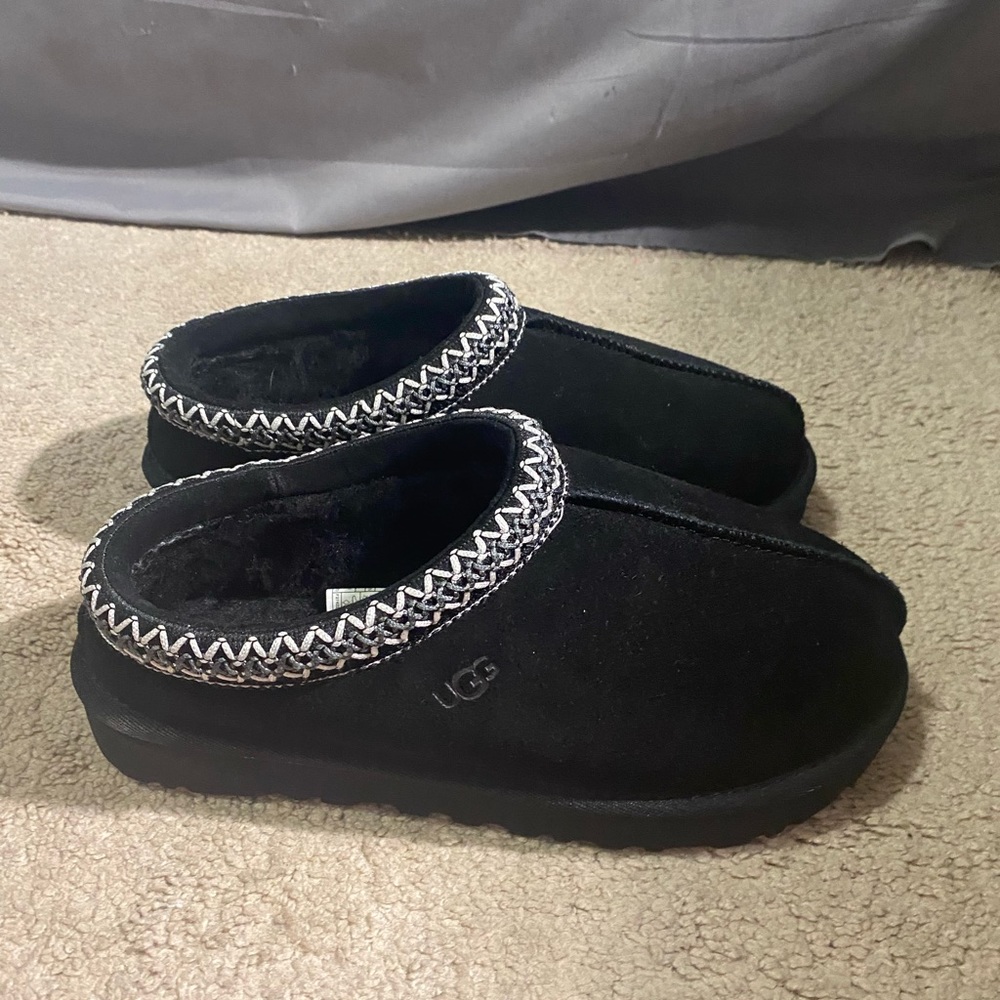 Black UGG tasman